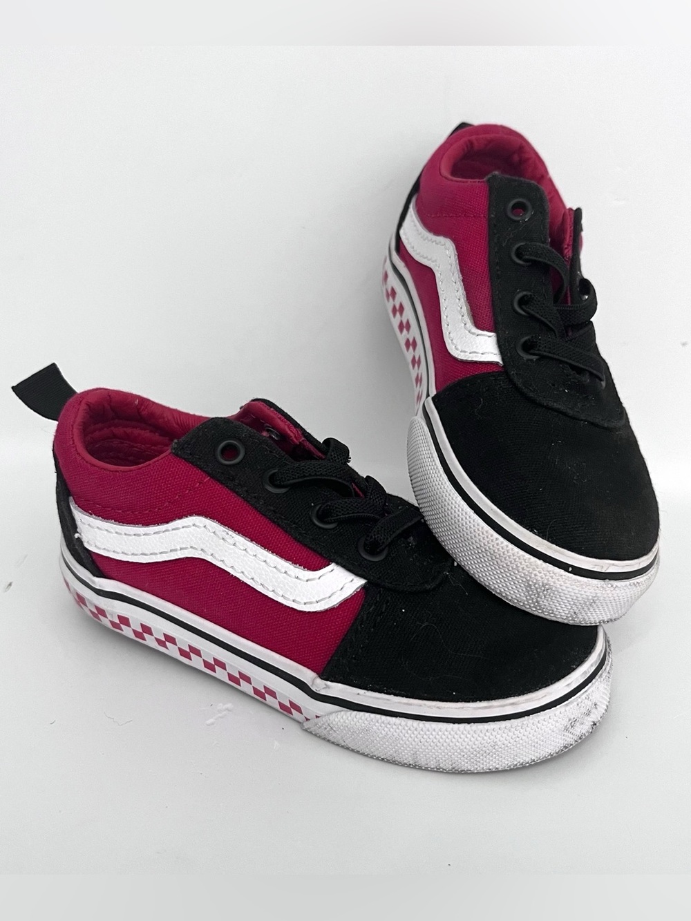 Vans Kids Low-Top Tie-Up Sneakers in Black & Red